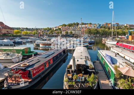 BRISTOL CITY ENGLAND  HOTWELLS DOCKS BRISTOL MARINA AND BOATS THE COLOURED HOUSES OF CLIFTON WOOD AND AMBRA VALE Stock Photo