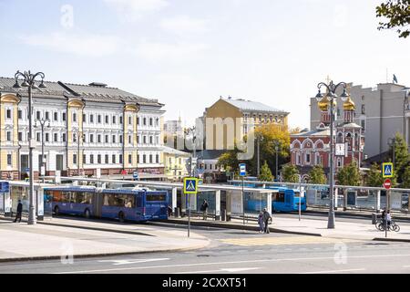 MOSCOW, RUSSIA - SEPTEMBER 27, 2020: view of people and city buses on Kitay-Gorod Bus Terminal at Slavyanskaya Square in Moscow city on autumn day Stock Photo