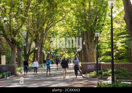 University Campus with crowd of students, University of Pennsylvania, Philadelphia, USA Stock Photo