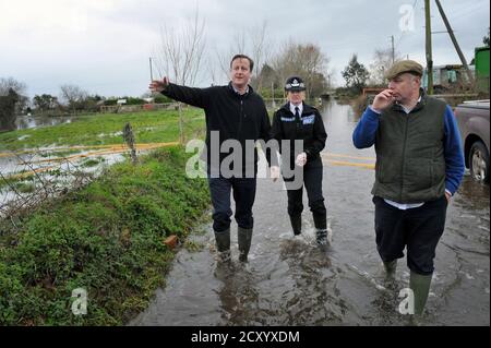 Britain's Prime Minister David Cameron (L) with Bridgwater and West Somerset  MP Ian Liddell-Grainger (R) during a visit to flood affected areas at Goodings Farm in Fordgate, Somerset February 7, 2014.   REUTERS/Tim Ireland/Pool (BRITAIN - Tags: ENVIRONMENT DISASTER POLITICS)