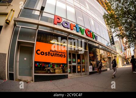 A Party City store in Herald Square in New York on Tuesday, September 22, 2020. Party City announced it will hire 20,000 temporary employees and open only 25 pop-up stores for Halloween. (© Richard B. Levine) Stock Photo