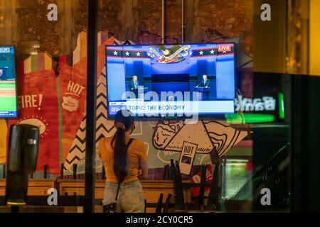 A television in a Taco Bell Cantina restaurant in Chelsea in New York on Tuesday, September 29, 2020 shows the live first presidential debate between Pres. Donald Trump and Senator and Democratic nominee Joe Biden.  (© Richard B. Levine) Stock Photo