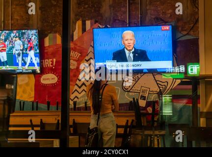 A television in a Taco Bell Cantina restaurant in Chelsea in New York on Tuesday, September 29, 2020 shows the live first presidential debate between Pres. Donald Trump and Senator and Democratic nominee Joe Biden.  (© Richard B. Levine) Stock Photo