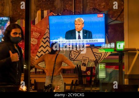 A television in a Taco Bell Cantina restaurant in Chelsea in New York on Tuesday, September 29, 2020 shows the live first presidential debate between Pres. Donald Trump and Senator and Democratic nominee Joe Biden.  (© Richard B. Levine) Stock Photo