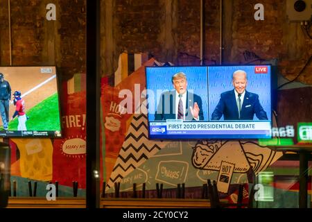 A television in a Taco Bell Cantina restaurant in Chelsea in New York on Tuesday, September 29, 2020 shows the live first presidential debate between Pres. Donald Trump and Senator and Democratic nominee Joe Biden.  (© Richard B. Levine) Stock Photo