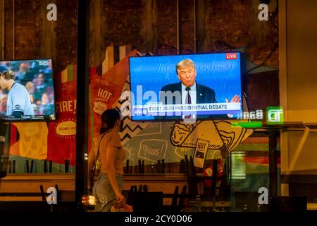 A television in a Taco Bell Cantina restaurant in Chelsea in New York on Tuesday, September 29, 2020 shows the live first presidential debate between Pres. Donald Trump and Senator and Democratic nominee Joe Biden.  (© Richard B. Levine) Stock Photo