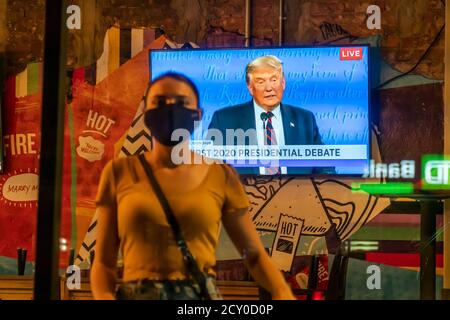 A television in a Taco Bell Cantina restaurant in Chelsea in New York on Tuesday, September 29, 2020 shows the live first presidential debate between Pres. Donald Trump and Senator and Democratic nominee Joe Biden.  (© Richard B. Levine) Stock Photo