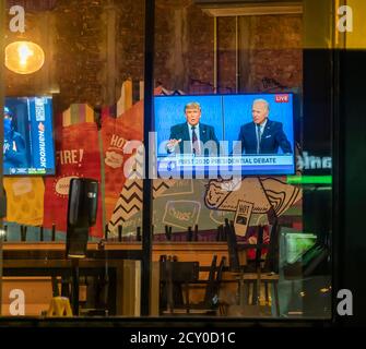 A television in a Taco Bell Cantina restaurant in Chelsea in New York on Tuesday, September 29, 2020 shows the live first presidential debate between Pres. Donald Trump and Senator and Democratic nominee Joe Biden.  (© Richard B. Levine) Stock Photo