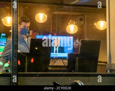 A television in a Taco Bell Cantina restaurant in Chelsea in New York on Tuesday, September 29, 2020 shows the live first presidential debate between Pres. Donald Trump and Senator and Democratic nominee Joe Biden.  (© Richard B. Levine) Stock Photo