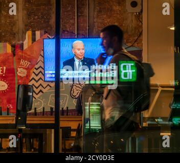 A television in a Taco Bell Cantina restaurant in Chelsea in New York on Tuesday, September 29, 2020 shows the live first presidential debate between Pres. Donald Trump and Senator and Democratic nominee Joe Biden.  (© Richard B. Levine) Stock Photo