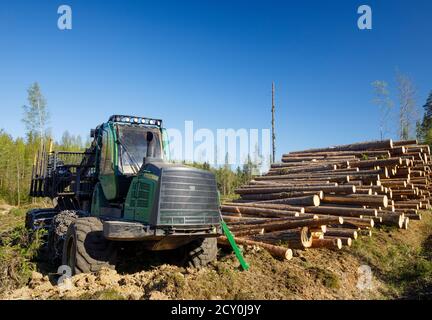 John Deere 1510e Forwarder at logging site , Finland Stock Photo