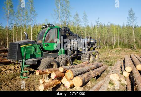 John Deere 1510e Forwarder at Finnish logging site , Finland Stock Photo