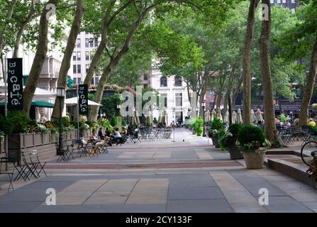 View on Bryant Park cafe and customers sitting on chairs outside Stock Photo