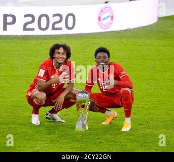 Allianz Arena Munich Germany 30.09.20, Football: German SUPERCUP FINALE 2020/2021, FC Bayern Muenchen (FCB, red) vs Borussia Dortmund (BVB, yellow) 3:2 — Joshua Zirkzee (FCB) and Alphonso Davies (FCB) with the trophy Foto: Bernd Feil/M.i.S./Pool/via Kolvenbach  Only for editorial use!  DFL regulations prohibit any use of photographs as image sequences and/or quasi-video.     National and international NewsAgencies OUT. Stock Photo