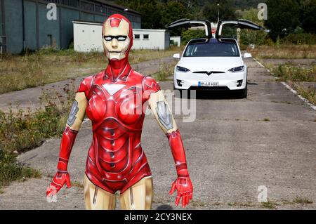 GEEK ART - Bodypainting and Transformaking: Iron Woman with René-Claire Meinkold at the elektroma site in Hamelin on September 30, 2020 - A project by the photographer Tschiponnique Skupin and the bodypainter Enrico Lein