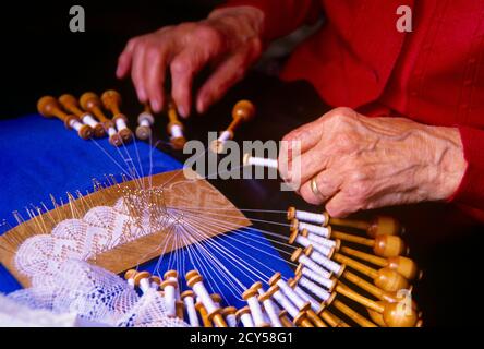 1990s SENIOR WOMAN HANDS WEAVING TRADITIONAL HANDICRAFT BOBBIN LACE MAKER BRUGES BELGIUM - ks15750 SMT001 HARS THREAD SKILL OLD AGE OLDSTERS HIGH ANGLE OLDSTER BRUGGE EUROPEAN DELICATE TRADITION BELGIAN ELDERS ESTABLISHED BOBBIN CREATIVITY CAUCASIAN ETHNICITY HANDICRAFT HANDS ONLY INTRICATE OLD FASHIONED Stock Photo