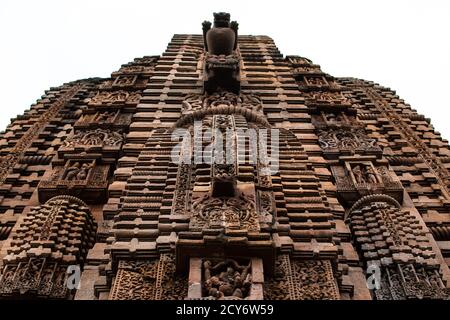 Hindu sculptures, figures and patterns on the wall of Brahmesvara Temple in Bhubaneswar, Odisha, India Stock Photo