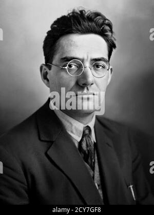 1927 c., Paris , FRANCE  : The french politician and journalist  JACQUES DORIOT ( 1898 - 1945 ). Unknown photographer . -  POLITICO - POLITICA - POLITIC  - FRANCIA - foto storiche - HISTORY - portrait - ritratto - lens - occhiali da vista - GIORNALISMO - JOURNALIST - JOURNALISM - GIORNALISTA - tie - cravatta ---  ARCHIVIO GBB Stock Photo