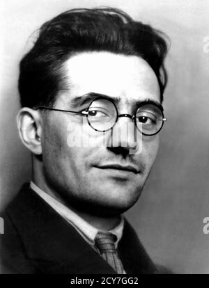 1927 c., Paris , FRANCE  : The french Fascist politician and journalist  JACQUES DORIOT ( 1898 - 1945 ). Unknown photographer . -  POLITICO - POLITICA - POLITIC  - FASCISTA - FASCISMO - FASCISM - FRANCIA - foto storiche - HISTORY - portrait - ritratto - lens - occhiali da vista - GIORNALISMO - JOURNALIST - JOURNALISM - GIORNALISTA - tie - cravatta ---  ARCHIVIO GBB Stock Photo