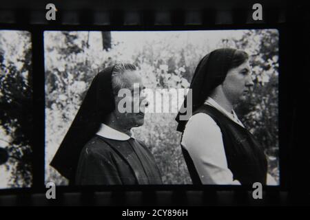 Fine 1970s vintage black and white photography of two Roman Catholic nuns attending Sunday mass. Stock Photo