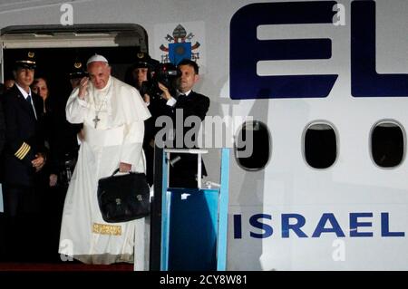 Pope Francis waves from his plane as he departs Tel Aviv's Ben Gurion Airport, May 26, 2014. Pope Francis navigated the minefield of the Israeli-Palestinian conflict and humbly bowed to kiss the hands of Holocaust survivors on Monday, the last day of a Mideast trip laden with bold personal gestures. REUTERS/Finbarr O'Reilly (ISRAEL - Tags: RELIGION POLITICS)