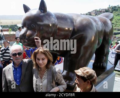 Colombian artist Fernando Botero (L) and his wife Sophia Vari confer on ... photo