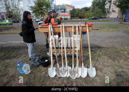 Non Exclusive: KYIV, UKRAINE - OCTOBER 1, 2020 - Shovels are pictured during the ceremony to register the national record of Ukraine for the longest a Stock Photo