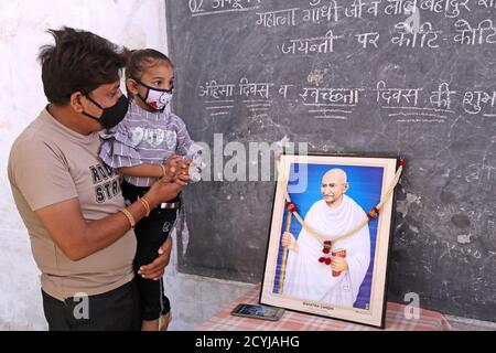 Beawar, Rajasthan, India, Oct. 2, 2020: A Teacher with his daughter pays homage to Mahatma Gandhi on the occasion of his 151st birth anniversary, in Beawar. Credit: Sumit Saraswat/Alamy Live News Stock Photo