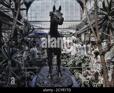 A solid bronze statue of the famous local Grand National racehorse, Red Rum. Wayfarers Arcade, Southport, Lancashire, England, UK. Circa 1990's Stock Photo