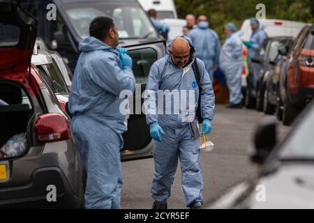 Metropolitan Police officers and Forensic officers outside the address of 23-year-old Louis De Zoysa, Norbury, South London, England, UK Stock Photo