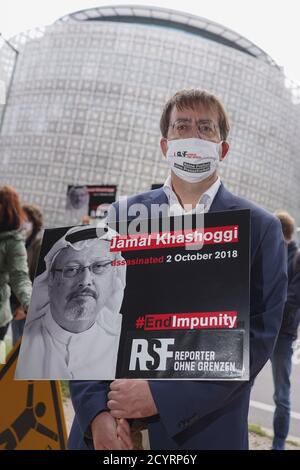 Berlin, Germany. 02nd Oct, 2020. Activists of 'Reporters Without Borders' stand at a vigil in front of the Saudi Arabian Embassy to commemorate the murder of the Saudi Arabian exile journalist Jamal Khashoggi on the second anniversary. Credit: Jörg Carstensen/dpa/Alamy Live News Stock Photo