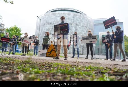 Berlin, Germany. 02nd Oct, 2020. Activists of 'Reporters Without Borders' stand at a vigil in front of the Saudi Arabian Embassy to commemorate the murder of the Saudi Arabian exile journalist Jamal Khashoggi and to demonstrate for press freedom on the occasion of the second anniversary. Credit: Jörg Carstensen/dpa/Alamy Live News Stock Photo