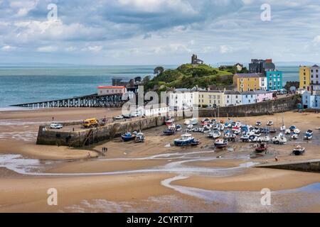 Colourful houses overlook the harbour at low tide in Tenby, Pembrokeshire Coast National Park, Pembrokeshire, Wales Stock Photo
