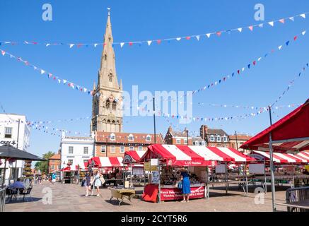 Newark market and Church of St. Mary Magadalene behind the Newark Royal market in the Market Place Newark-on-Trent Nottinghamshire UK GB Europe Stock Photo