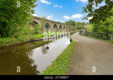 Chirk aqueduct built in 1801 and railway viaduct built in 1848 to carry the Llangollen canal and rail traffic across the Ceiriog Valley in North Wales Stock Photo