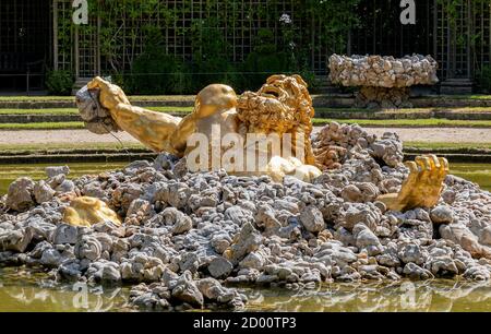 https://l450v.alamy.com/450v/2d00tp3/enceladus-fountain-in-the-gardens-of-chateau-de-versailles-2d00tp3.jpg