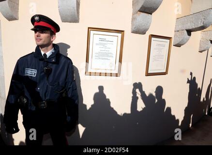 Shadows of photographers are cast on the wall near a carabinieri who stands next to the official declaration of Prince Albert II announcing the birth of twins to the Prince and Princess Charlene, at Monaco Palace December 11, 2014. Princess Charlene of Monaco gave birth on Wednesday to a boy and a girl, the royal couple's first children, an aide to the royals said. According to Monaco's Constitution the boy, named Jacques, will be first-in-line to the throne, and not his twin sister, Gabriella.  REUTERS/Eric Gaillard (MONACO - Tags: ROYALS ENTERTAINMENT)