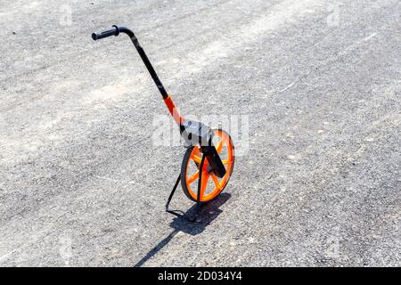 Measuring wheel tool for calculating distance at the road