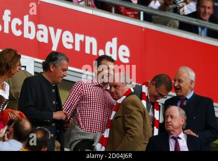 Former Bayern Munich president Uli Hoeness (C) arrives for the German first division Bundesliga soccer match against VfB Stuttgart in Munich May 10, 2014.    REUTERS/Michael Dalder (GERMANY  - Tags: SPORT SOCCER)