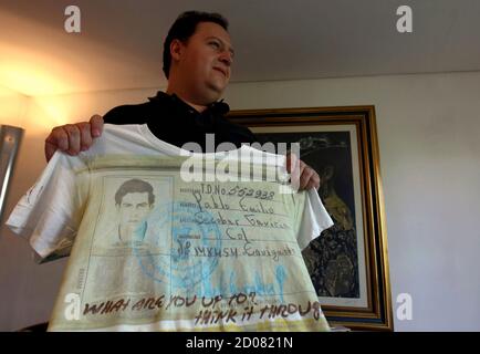 Udfyld Forfærde foran Sebastian Marroquin, son of deceased Colombian drug lord Pablo Escobar  Gaviria, shows a t-shirt of