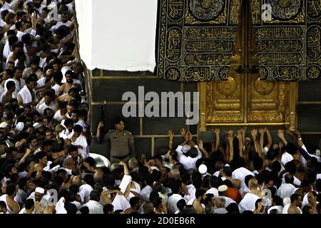 Pilgrims Kissing Black Stone Al Hajar Al Aswad Mecca Saudi Arabia Stock pilgrims-kissing-black-stone-al-hajar-al-aswad-mecca-saudi-arabia-stock