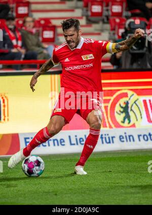 Berlin, Germany. 02nd Oct, 2020. Football: Bundesliga, 1st FC Union Berlin - FSV Mainz 05, 3rd matchday, Stadion An der Alten Försterei. Christopher Trimmel of FC Union Berlin plays the ball. Credit: Andreas Gora/dpa - IMPORTANT NOTE: In accordance with the regulations of the DFL Deutsche Fußball Liga and the DFB Deutscher Fußball-Bund, it is prohibited to exploit or have exploited in the stadium and/or from the game taken photographs in the form of sequence images and/or video-like photo series./dpa/Alamy Live News Stock Photo