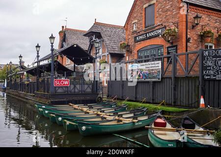 Canoes and rafts for hire at the King’s Ransom pub in Sale on the Bridgewater Canal Stock Photo