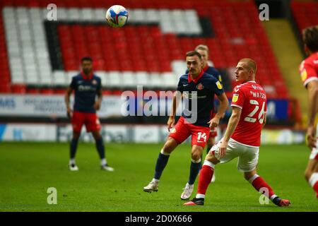 London, UK. 03rd Oct, 2020. Josh Scowen (14) of Sunderland in action with Ben Watson of Charlton Athletic during EFL Skybet football league one match, Charlton Athletic v Sunderland at the Valley in London on Saturday 3rd October 2020. this image may only be used for Editorial purposes. Editorial use only, license required for commercial use. No use in betting, games or a single club/league/player publications. pic by Tom Smeeth/Andrew Orchard sports photography/Alamy Live news Credit: Andrew Orchard sports photography/Alamy Live News