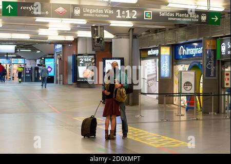 Madrid, Spain. 03rd Oct, 2020. A couple at Atocha, the main station.Today is the first day of the confinement imposed in the Community of Madrid due to the increase in Covid 19 infections. Credit: SOPA Images Limited/Alamy Live News Stock Photo