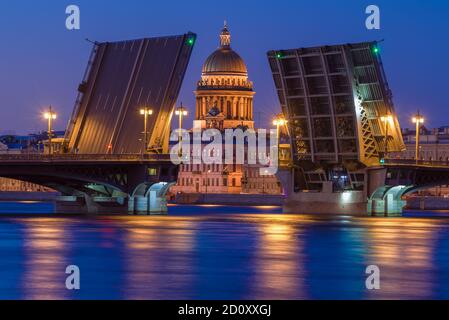 The dome of St. Isaac Cathedral in the alignment of the divorced Annunciation bridge on a white night. Saint Petersburg, Russia Stock Photo