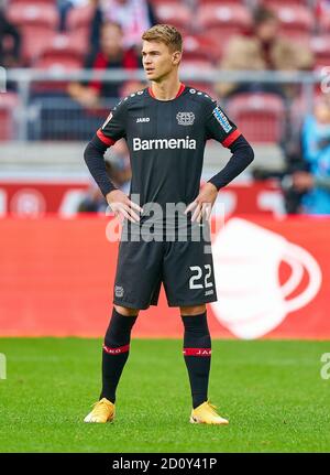 Daley SINKGRAVEN, Lev 22 whole figure, action, single image, single action, Einzelbild, Freisteller, Ganzkoerperaufnahme, ganze Figur. VFB STUTTGART - BAYER 04 LEVERKUSEN  1-1  1.German Soccer League , Stuttgart, October 03, 2020,  Season 2020/2021, matchday 03, © Peter Schatz / Alamy Live News    - DFL REGULATIONS PROHIBIT ANY USE OF PHOTOGRAPHS as IMAGE SEQUENCES and/or QUASI-VIDEO -  DFL Stock Photo