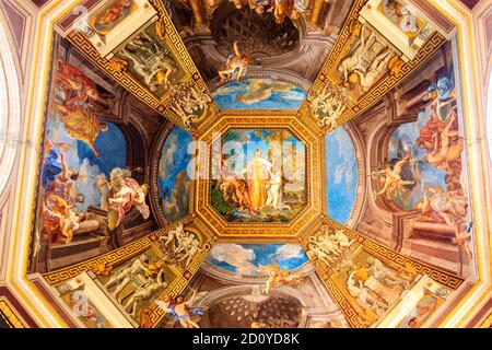 The painted ceiling in the Hall of the Muses inside Vatican Museum ...