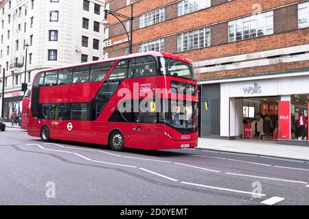 dh  OXFORD STREET LONDON Red Alexander Dennis Enviro BYD Electric E400 bus RATP Group transport buses city new routemaster Stock Photo
