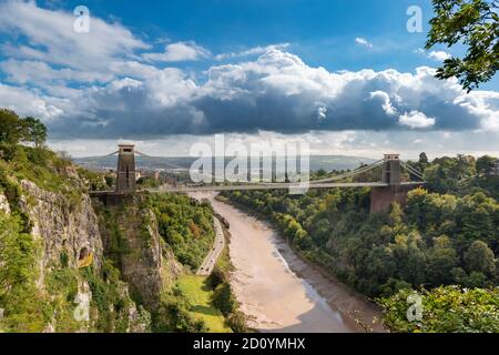BRISTOL CITY ENGLAND CLIFTON SUSPENSION BRIDGE IN LATE SUMMER SPANNING THE AVON GORGE OVER THE RIVER AVON AND TRAFFIC ON HOTWELL ROAD Stock Photo